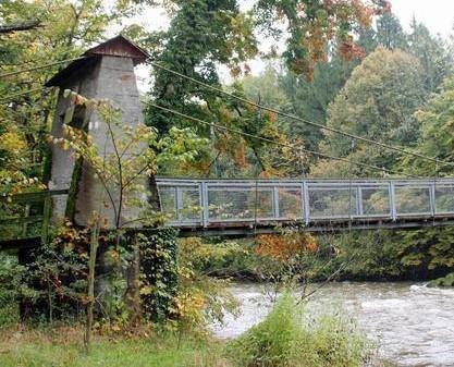 Die Fußgänger-Hängebrücke beim Campingplatz Badhütten bleibt vorerst gesperrt.