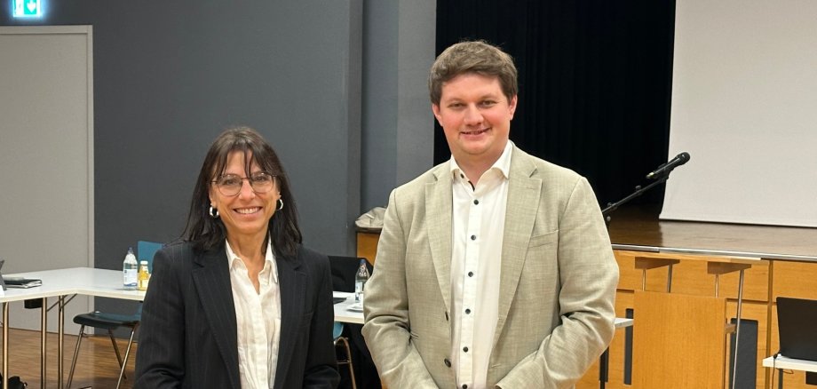 Timo Jung (rechts) wurde zum neuen Ersten Beigeordneten gewählt. (im Bild mit Bürgermeisterin Regine Rist)
