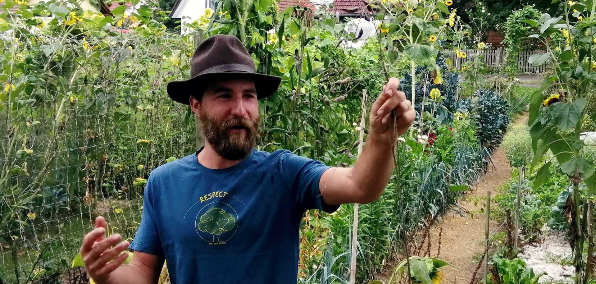 Saatgut-Experte Patrick Kaiser in seinem Garten