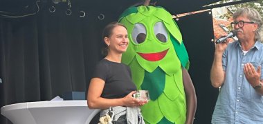 Katrin Gössl mit Hopfi und Moderator Berthold Messmer auf der Bühne
