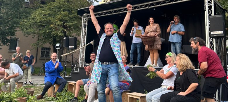 Fritz Tauscher feiert seinen Sieg als Hopfensau