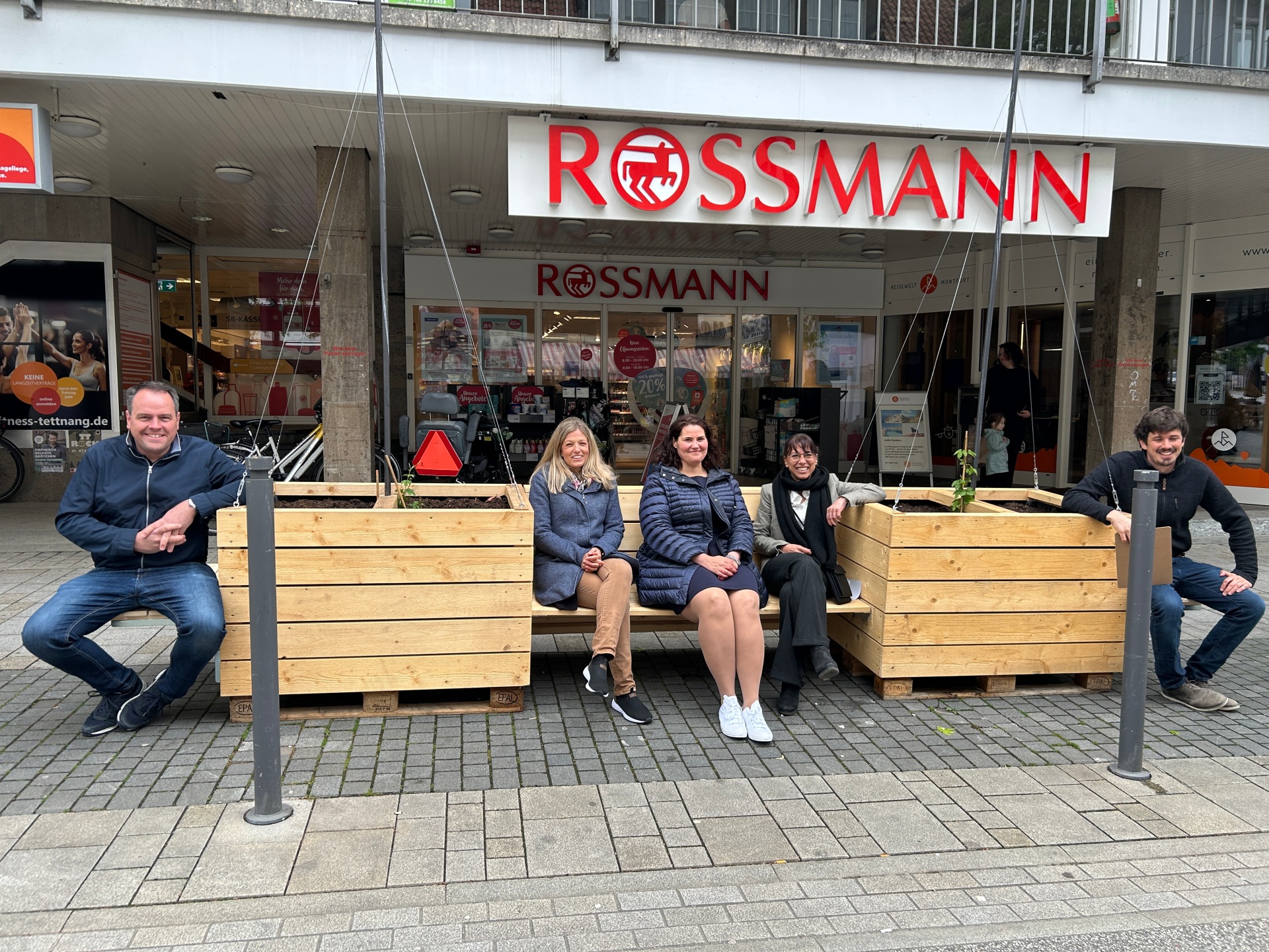 Neue Hopfenbank plus Wegbänkle vor der Filiale der Drogeriemarktkette Rossmann in der Karlstraße