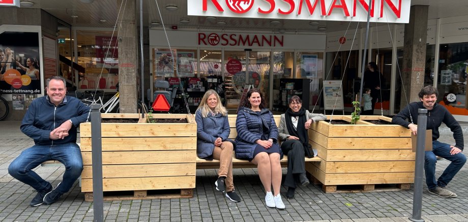 Neue Hopfenbank plus Wegbänkle vor der Filiale der Drogeriemarktkette Rossmann in der Karlstraße