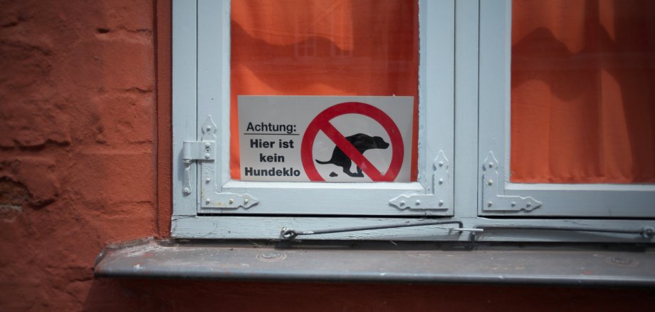 Fenster mit Hundeklo-Verbotsschild