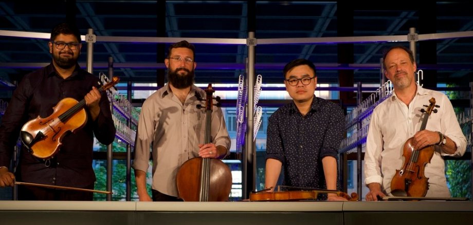 Die vier Musiker des Sirius Quartets mit ihren Instrumenten