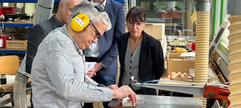 Bürgermeisterin Regine Rist ließ sich die Bearbeitungsschritte der Greiflinge in der Werkstatt vor Ort zeigen