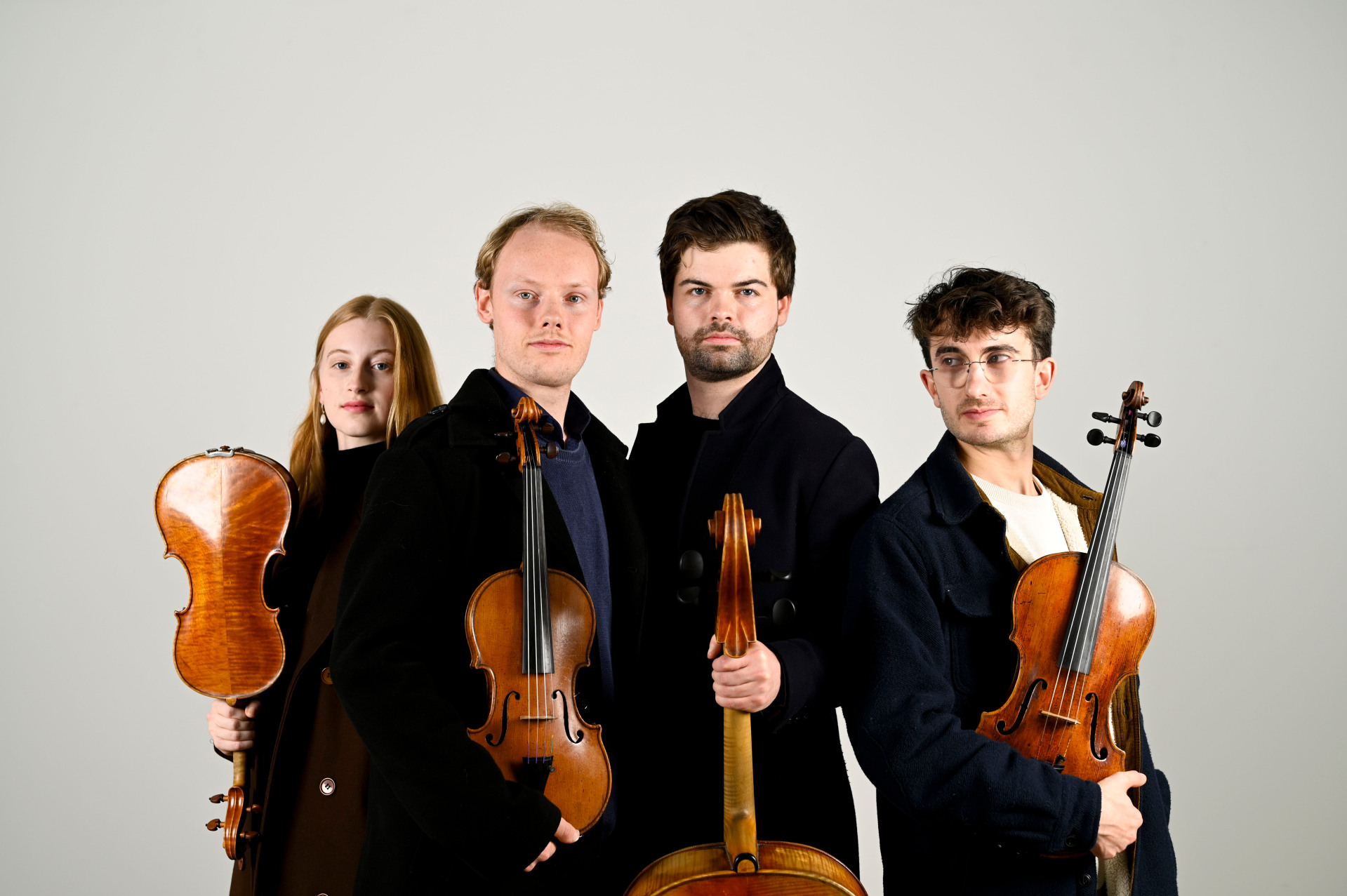 Die vier Musiker des Fibonacci Quartets mit ihren Streichinstrumenten in der Hand