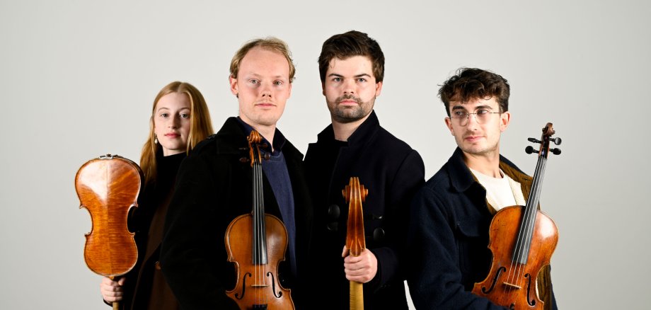 Die vier Musiker des Fibonacci Quartets mit ihren Streichinstrumenten in der Hand