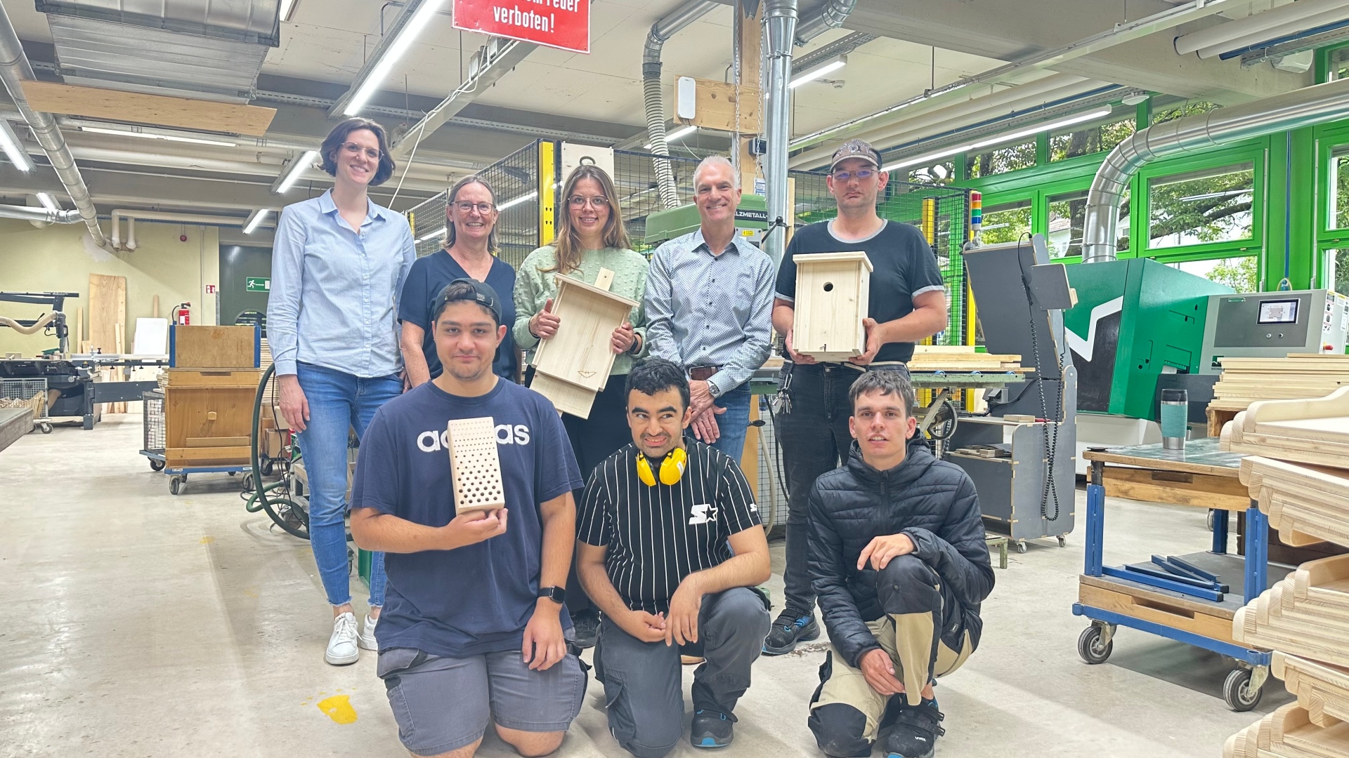 Mitarbeitende und Leitung der Schreinerei Pfingstweid und Klimamanagerin Katharina Kuhn