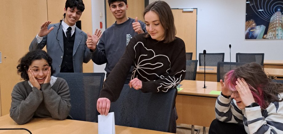 Kreisjugendräte vor einen Wahlurne - eine Person wirft einen Stimmzettel ein
