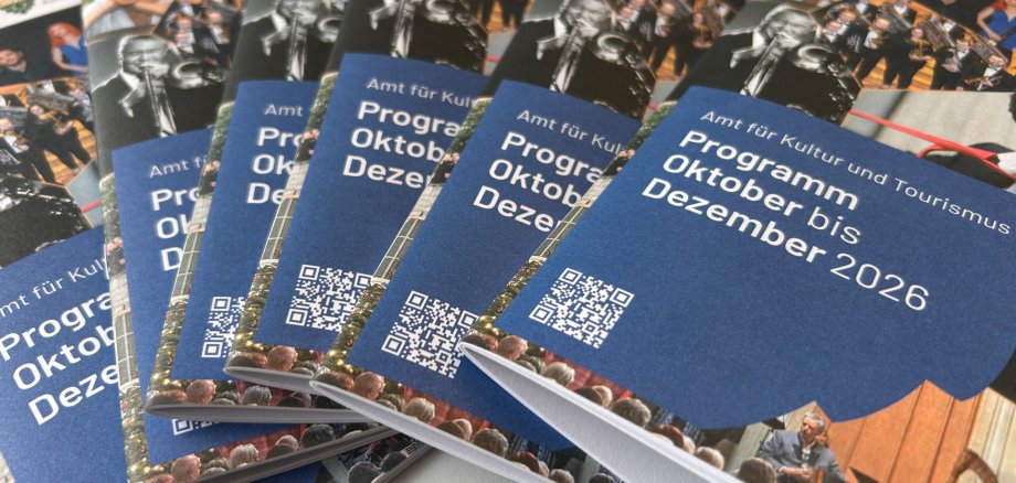 mehrere Flyer des Kulturprogramms aufgefächert