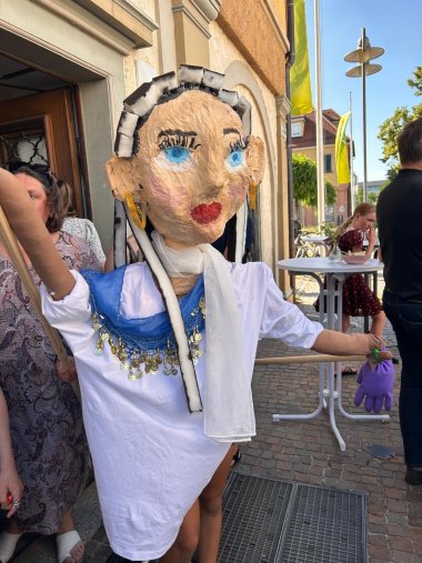 Lebensgroße Stabfigur vor dem Kavaliersgebäude