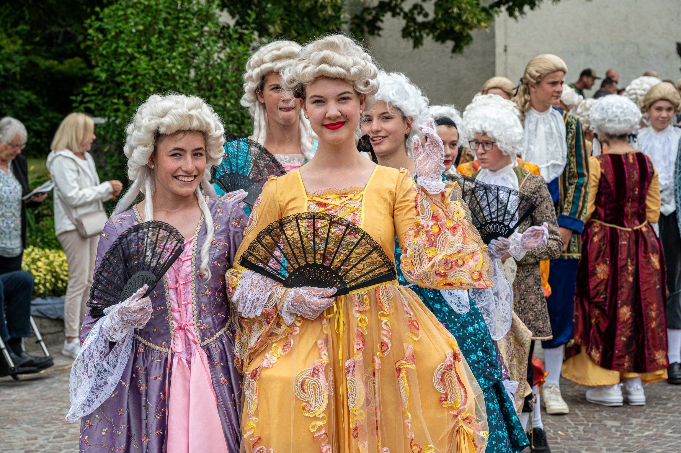 Jugendliche in Kostümen des Rokoko
