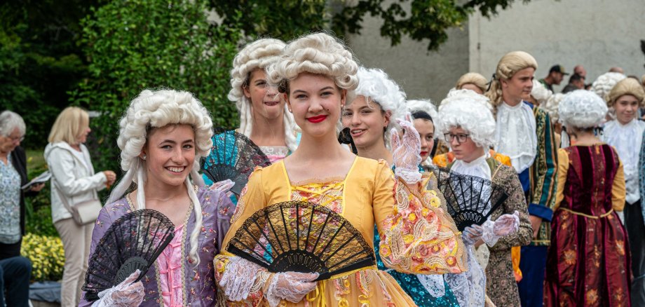 Jugendliche in Kostümen des Rokoko