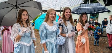 vier Edelfräulein beim Umzug im Jahr 2024