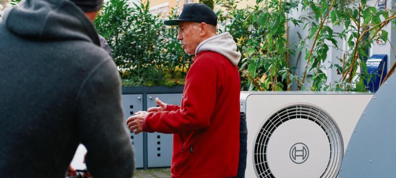 Open Boiler Room Day in Munich
Tag des offenen Heizungskellers in München Zwei Personen vor dem Ventilator einer Wärmepumpe im Freien