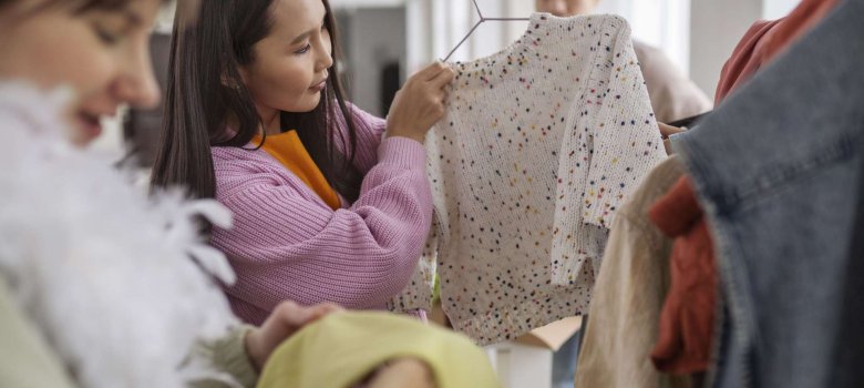Zwei Frauen bestaunen einen Pullover