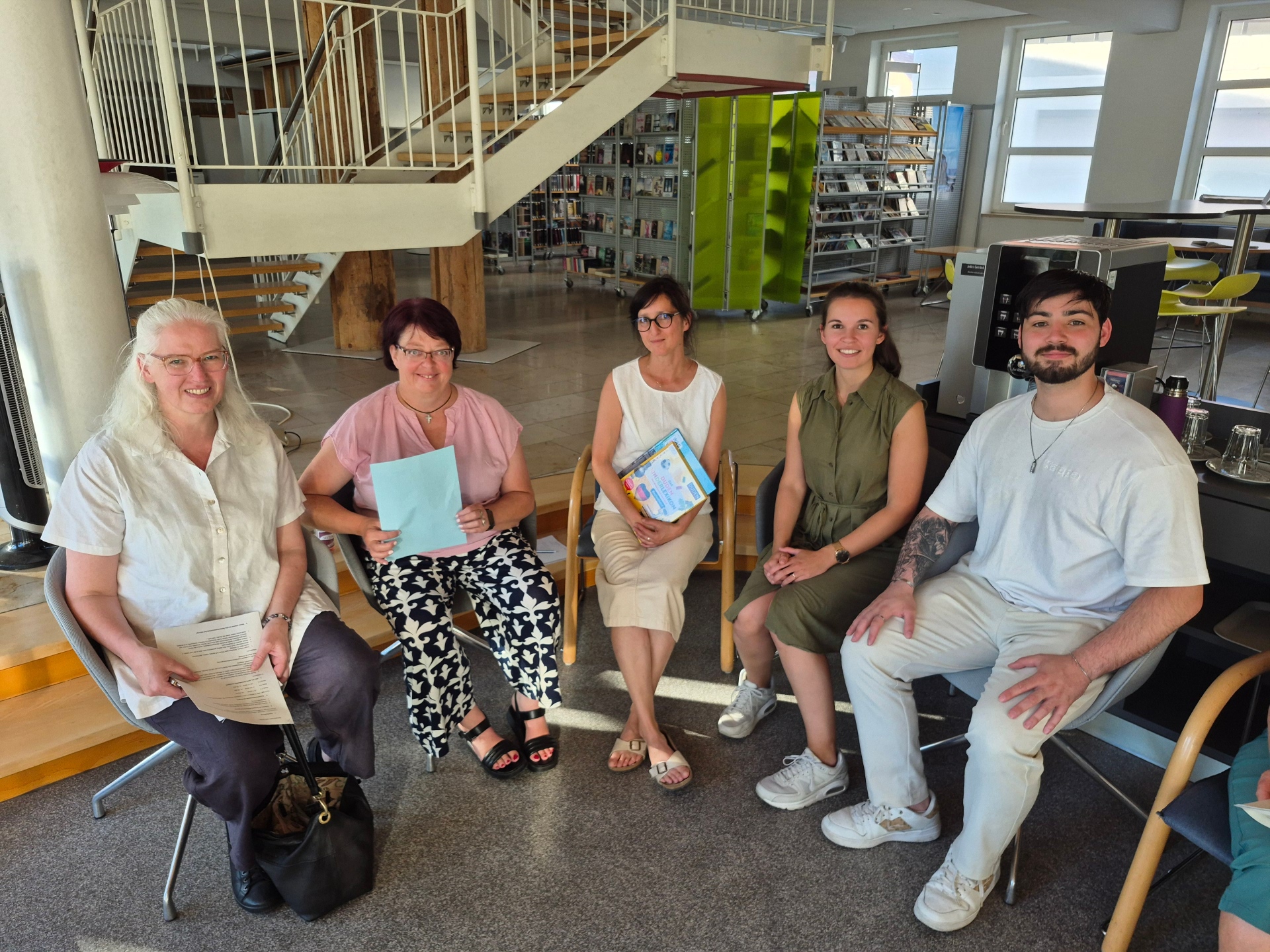 zeigt v.l.:

Andrea Seibt (Sachgebiet Integration), Referentin Heike Weiß, Sandra Mavely (Stadtbücherei), Melanie Sprenger (Kinderstiftung Bodensee) und Patric Zülam (Praktikant Kinderstiftung).
