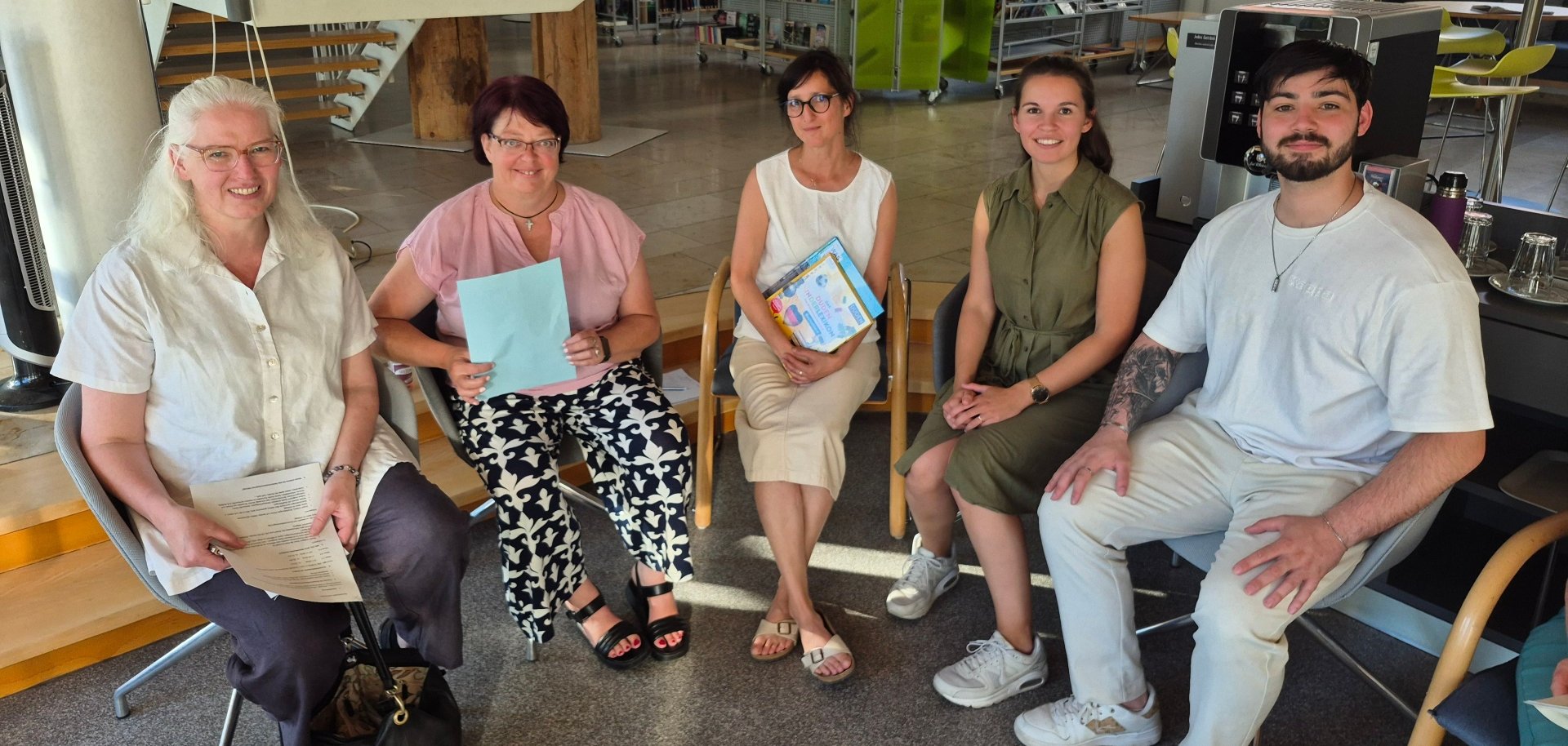 zeigt v.l.:

Andrea Seibt (Sachgebiet Integration), Referentin Heike Weiß, Sandra Mavely (Stadtbücherei), Melanie Sprenger (Kinderstiftung Bodensee) und Patric Zülam (Praktikant Kinderstiftung).