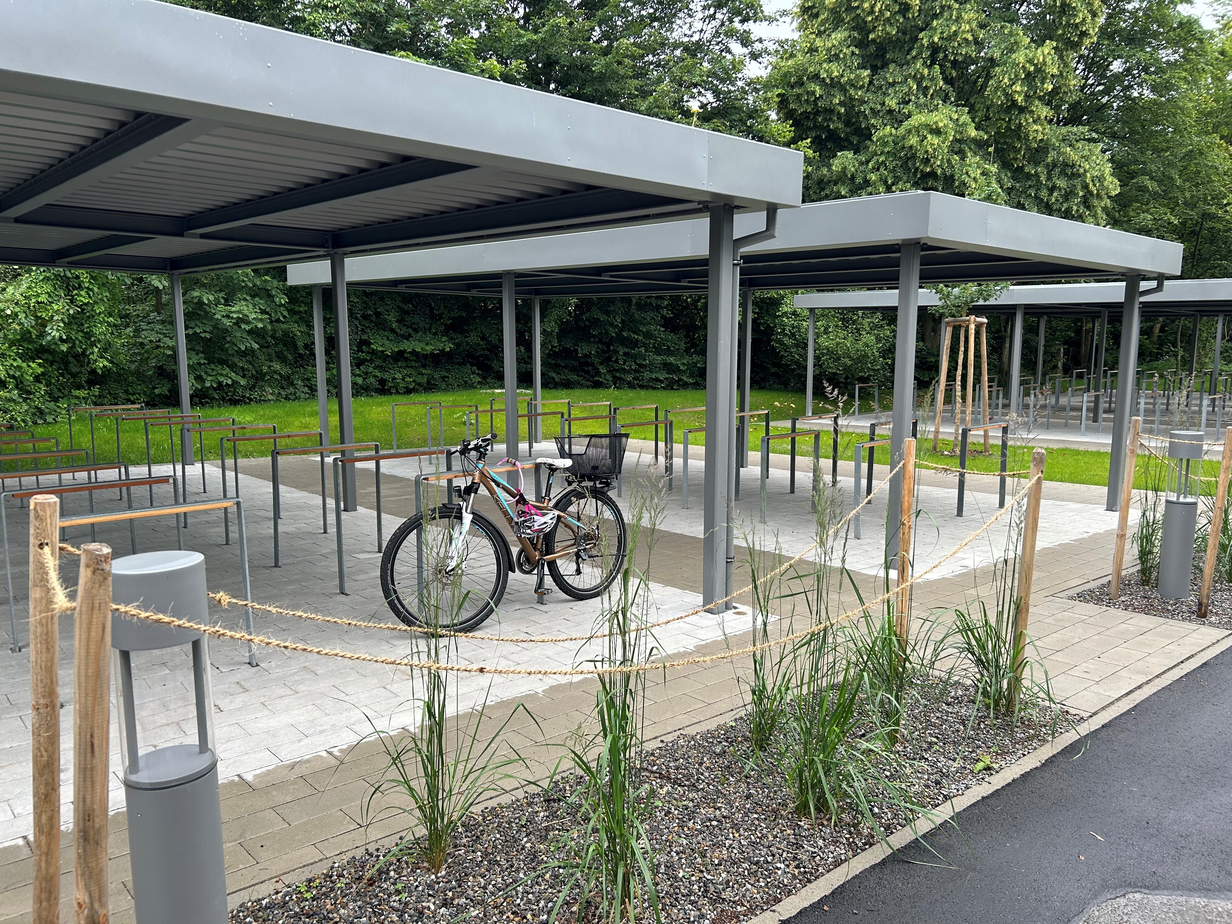 Fahrrad in einer Fahrradabstellanlage am Campus Manzenberg