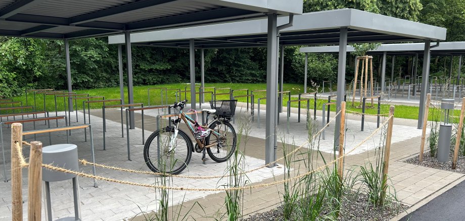 Fahrrad in einer Fahrradabstellanlage am Campus Manzenberg