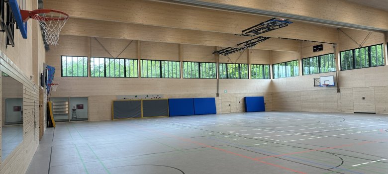 Innenansicht der Dreifeldsporthalle