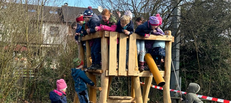 Kinder spielen auf dem Spielturm