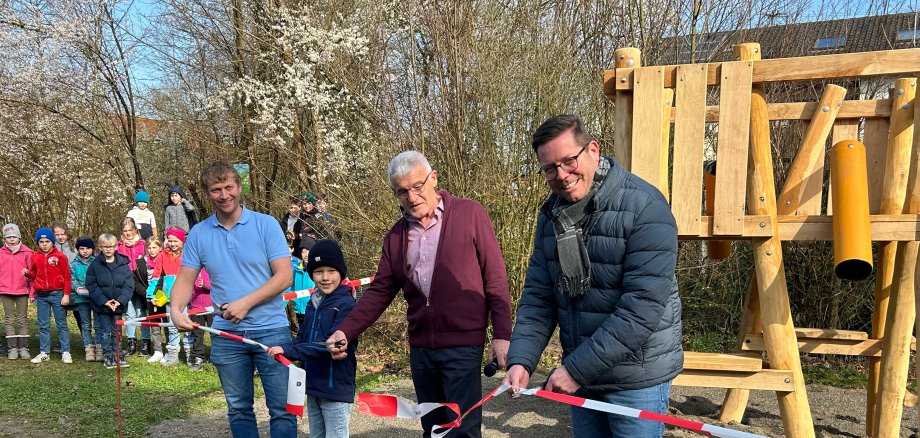 (von links:) Peter Löffler, ein Kauer Schulkind, stv. Ortsvorsteher Hubert Hahn und Jörg Matthäus (Hochbauamt) geben das neue Spielgerät offiziell für die Kinder frei.