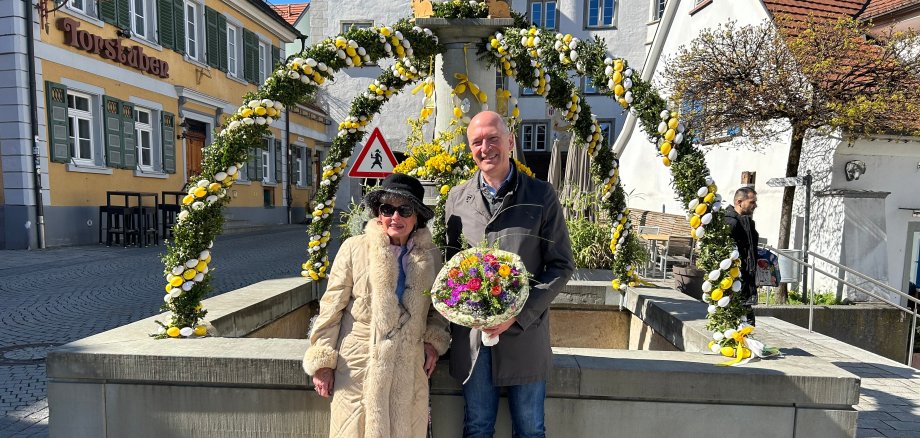 Uschi Arnold und Gerd Schwarz (Erster Beigeordneter) vor dem Kronenbrunnen