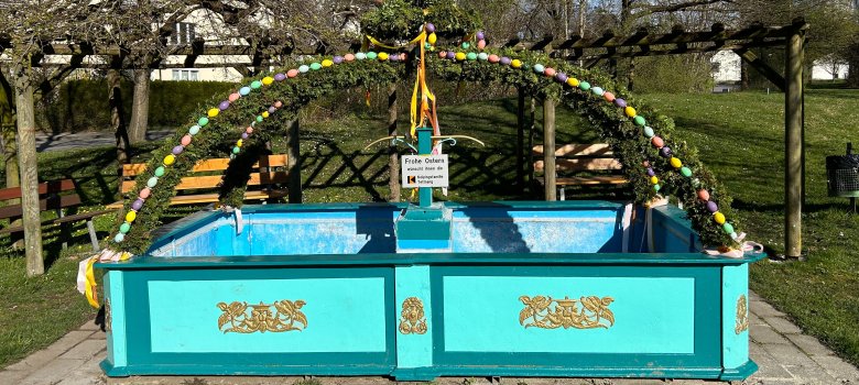 Der Loretobrunnen im Osterschmuck