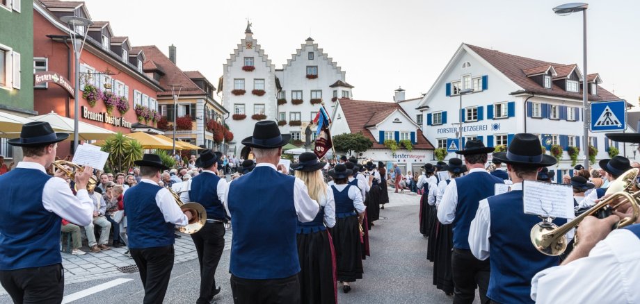 Musikkapelle marschiert spielend Richtung Bärenplatz