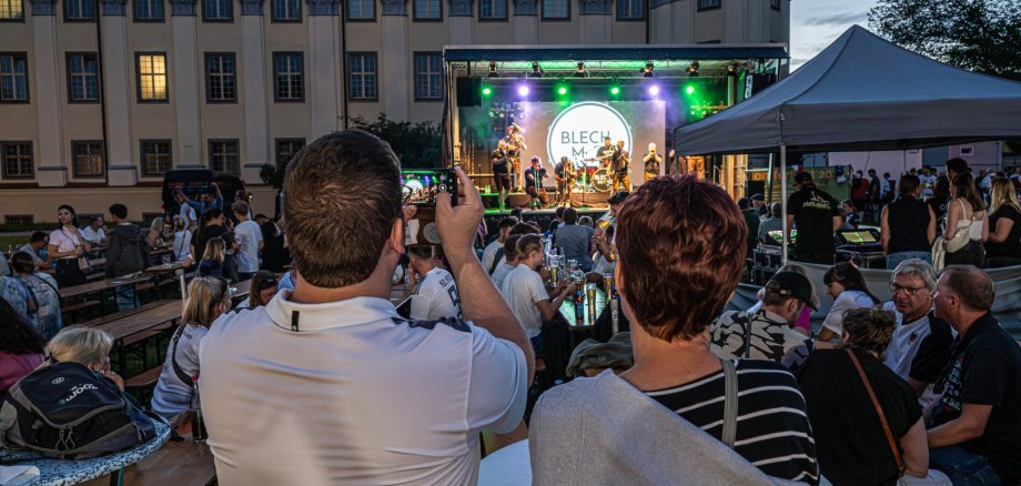 Blick auf die große Bühne im Schlosspark während der Wiesenparty in 2024
