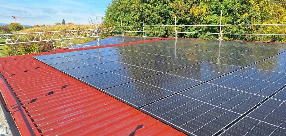 Dach des Carports des Bauhofs mit PV-Anlage