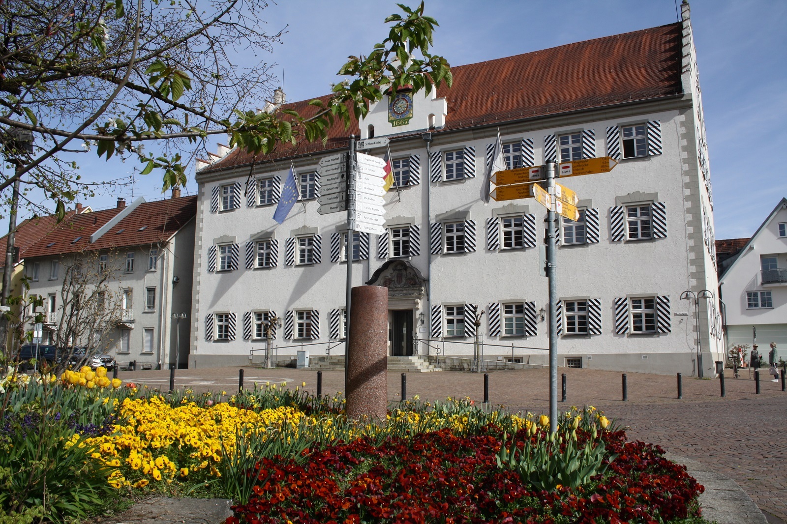 Rathaus Tettnang im Frühling - Vorderansicht