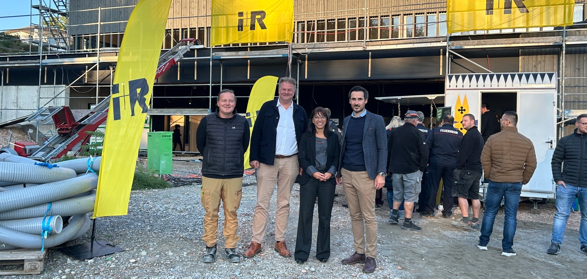 im Bild von links: Reinhard Müller (Projektleiter i+RB Industrie- und Gewerbebau), Klaus Chlopik (Hochbauamt Stadt Tettnang) Bürgermeisterin Regine Rist, Mario Bischof (Geschäftsführer i+RB Industrie- und Gewerbebau)