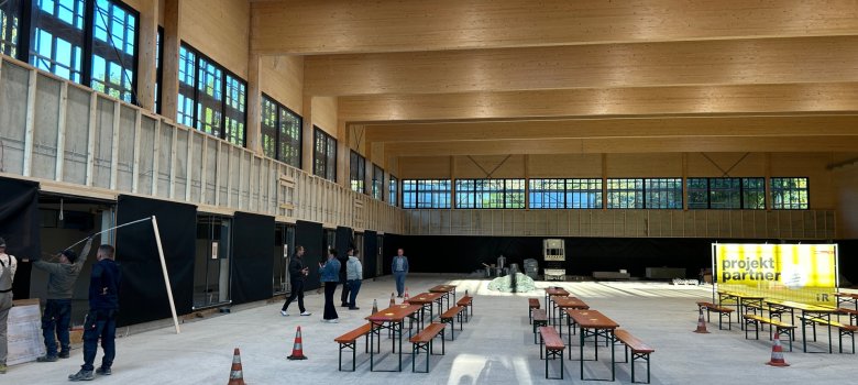 Das spätere Aussehen der Sporthalle lässt sich auch bereits innen erkennen.