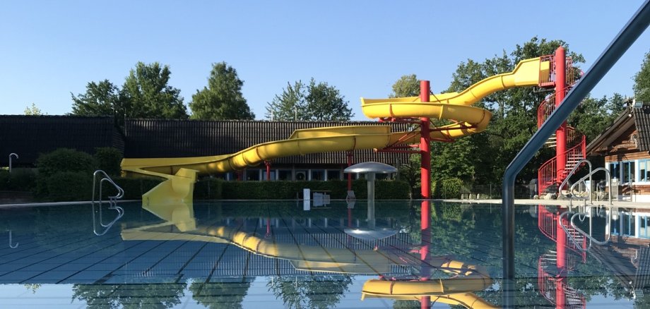 Schwimmbecken und Rutsche im Freibad Ried