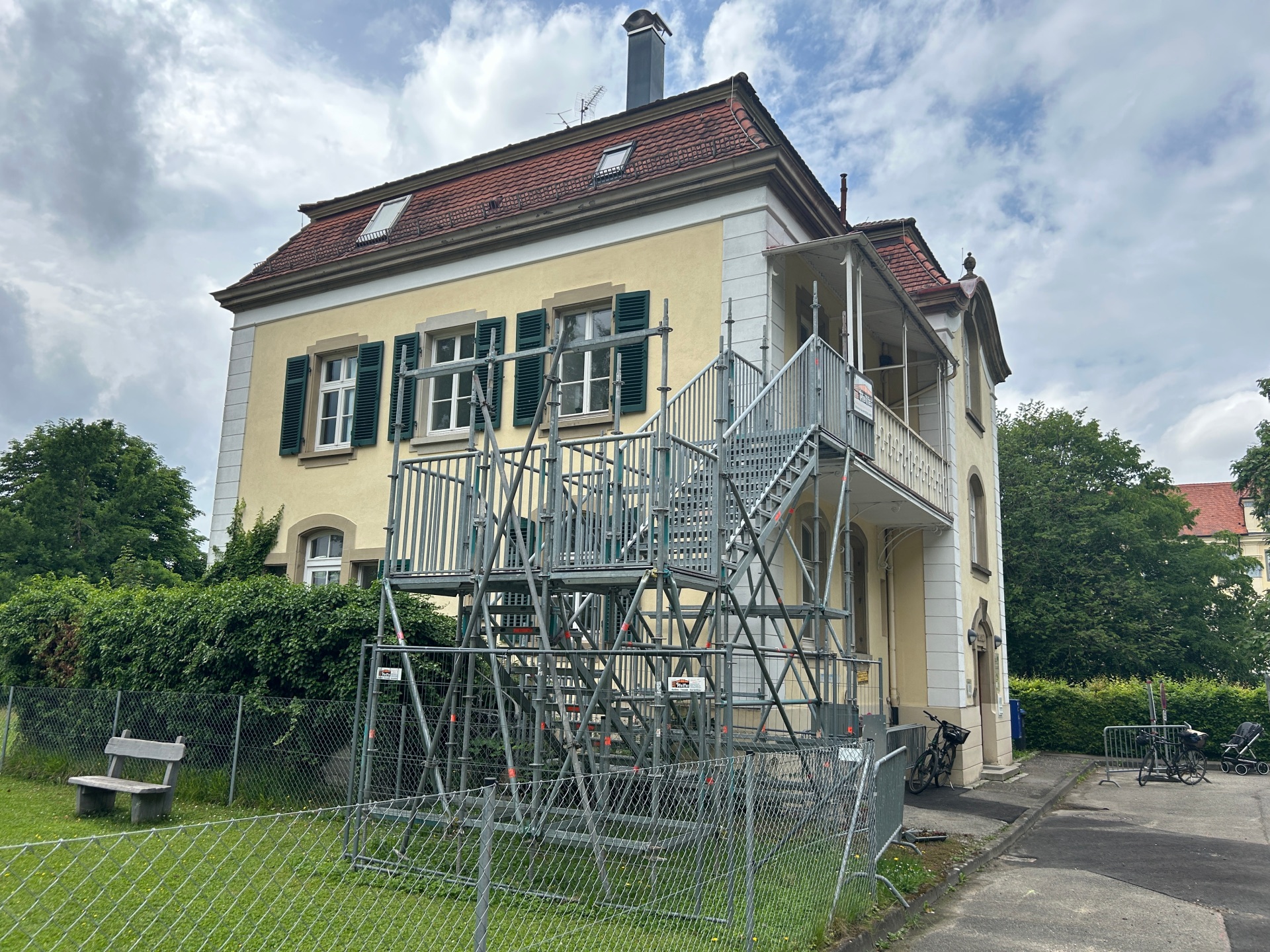 Forstahus mit provisorischer Außentreppe
