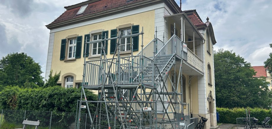Forstahus mit provisorischer Außentreppe