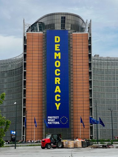 Plakat Demokratie auf Gebäude