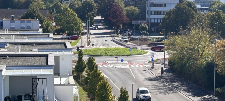 Kreisverkehr von der Dachterrasse StadTTforum aus betrachtet
