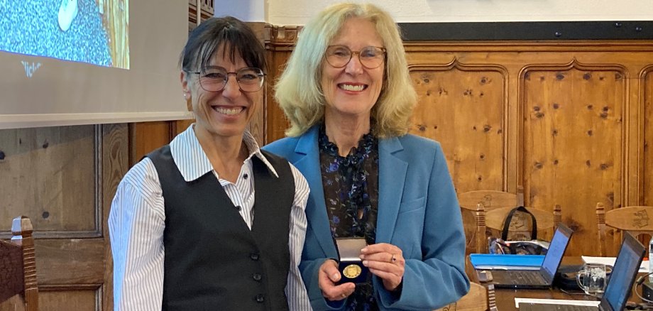 Bürgermeisterin Regine Rist übergibt die Goldene Stadtmedaille an Sonja Hänle