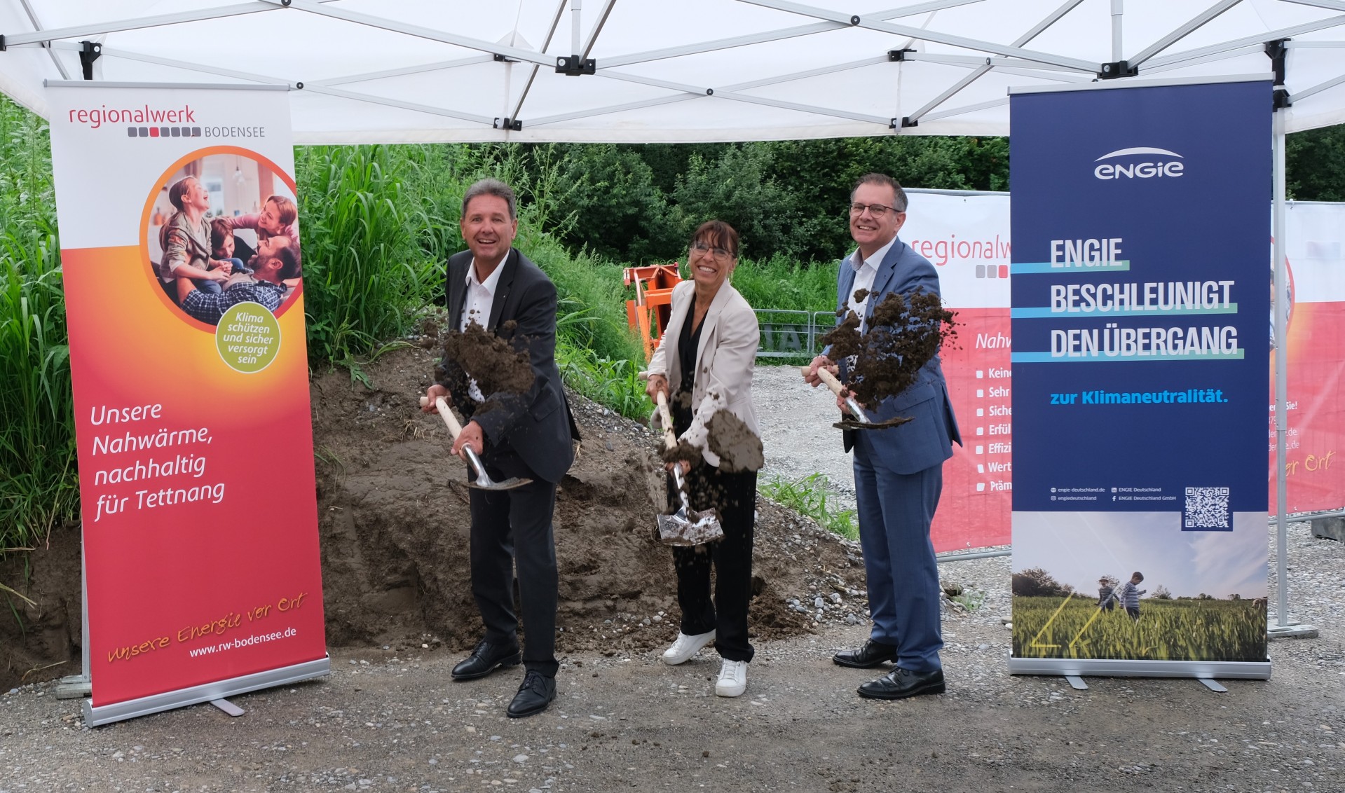 Tettnangs Bürgermeisterin Regine Rist, Regionalwerk Bodensee-Geschäftsführer Michael Hofmann und ENGIE Deutschland-Geschäftsführer Niklas Wiegand (re.) mit Schaufeln für den Spatenstich an der Baustelle der Heizzentrale