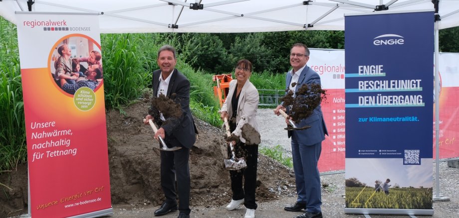 Tettnangs Bürgermeisterin Regine Rist, Regionalwerk Bodensee-Geschäftsführer Michael Hofmann und ENGIE Deutschland-Geschäftsführer Niklas Wiegand (re.) mit Schaufeln für den Spatenstich an der Baustelle der Heizzentrale