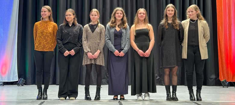 Das Voltigierteam des Reit- und Fahrvereins Krumbach bestehend aus acht jungen Frauen