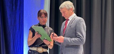 Hubertus von Dewitz mit Bürgermeisterin Rist bei der Ehrung
