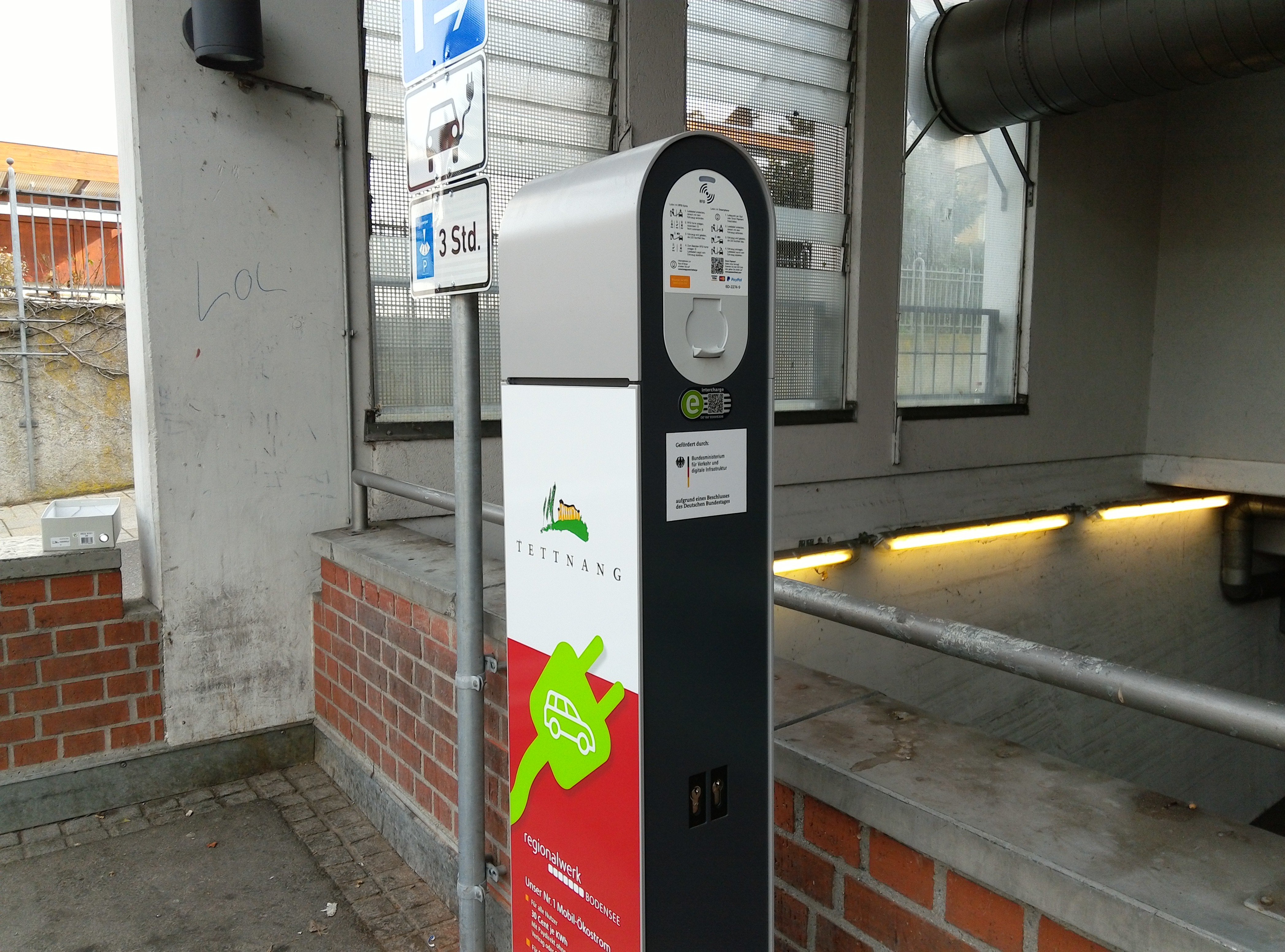 Die E-Ladestation vor der Stadtgarage in der Grabenstraße