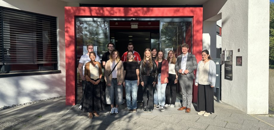 Ein Teil der neuen Nachwuchskräfte mit BM Regine Rist, Ersteem Beigeordneten Timo Jung und Personalamtsleiterin Christine Bouguerra