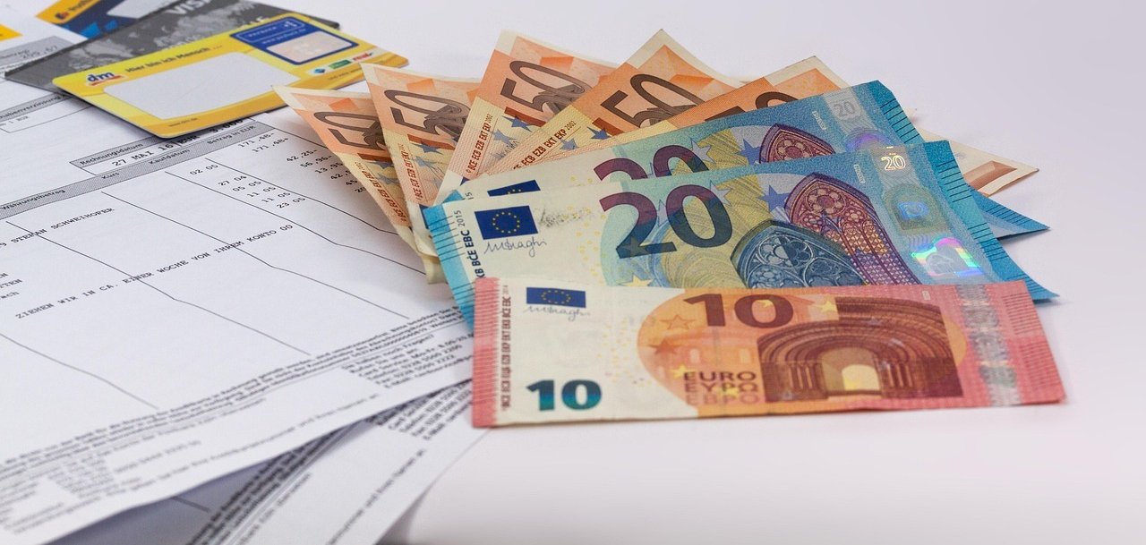 Euroscheine auf einer Rechnung