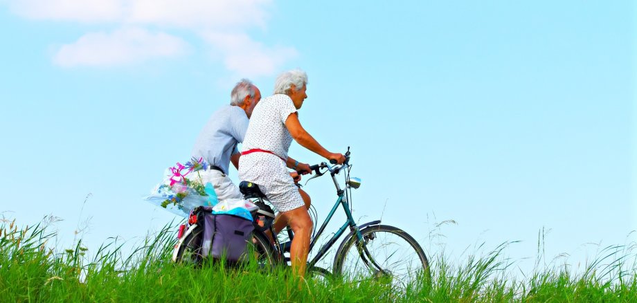 Ältere Frau und Mann beim Radfahren